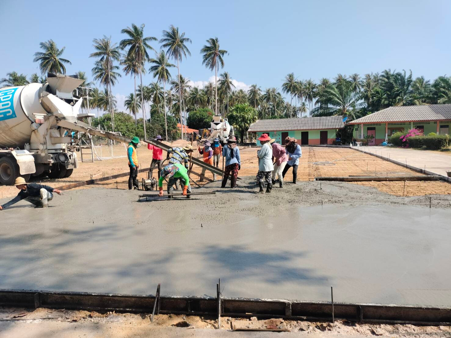 งานเทคอนกรีตเป็นลานกีฬาเพื่อสุขภาพ </br>โรงเรียนวัดกระดังงา ขนอม