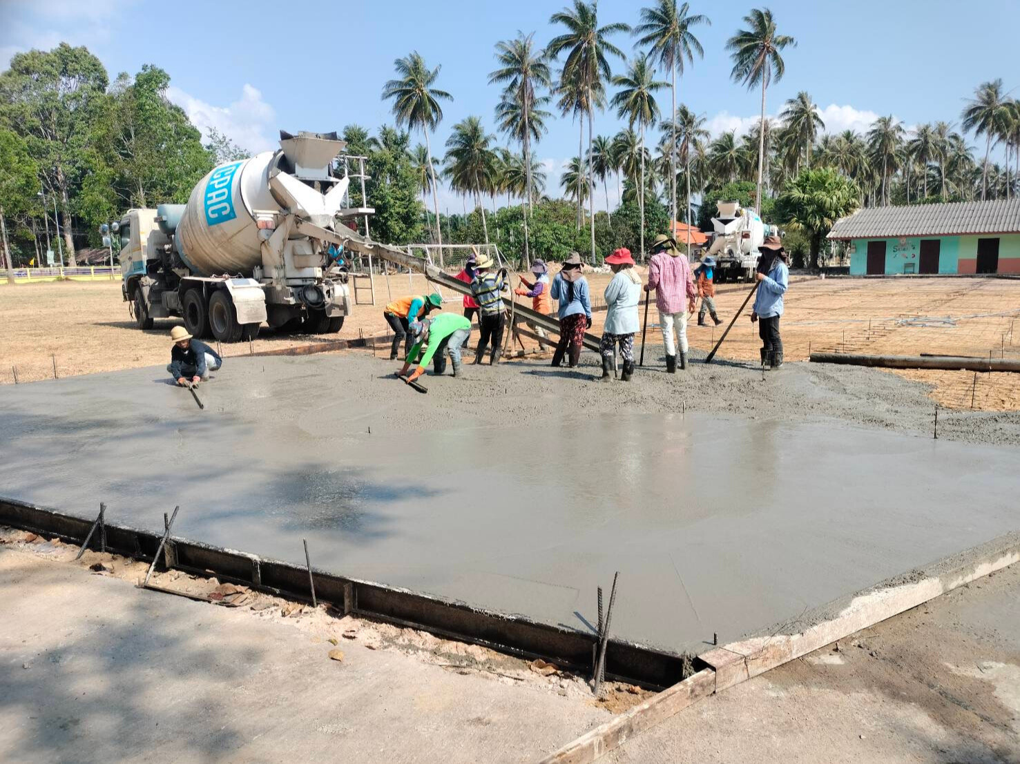 งานเทคอนกรีตเป็นลานกีฬาเพื่อสุขภาพ </br>โรงเรียนวัดกระดังงา ขนอม