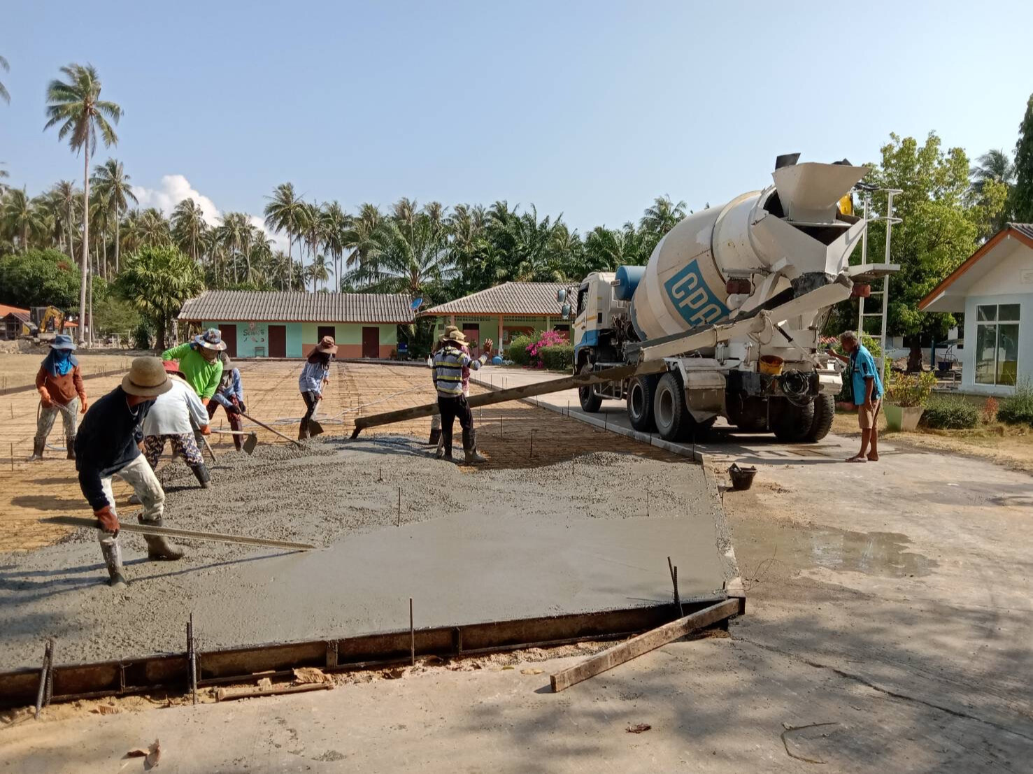 งานเทคอนกรีตเป็นลานกีฬาเพื่อสุขภาพ </br>โรงเรียนวัดกระดังงา ขนอม