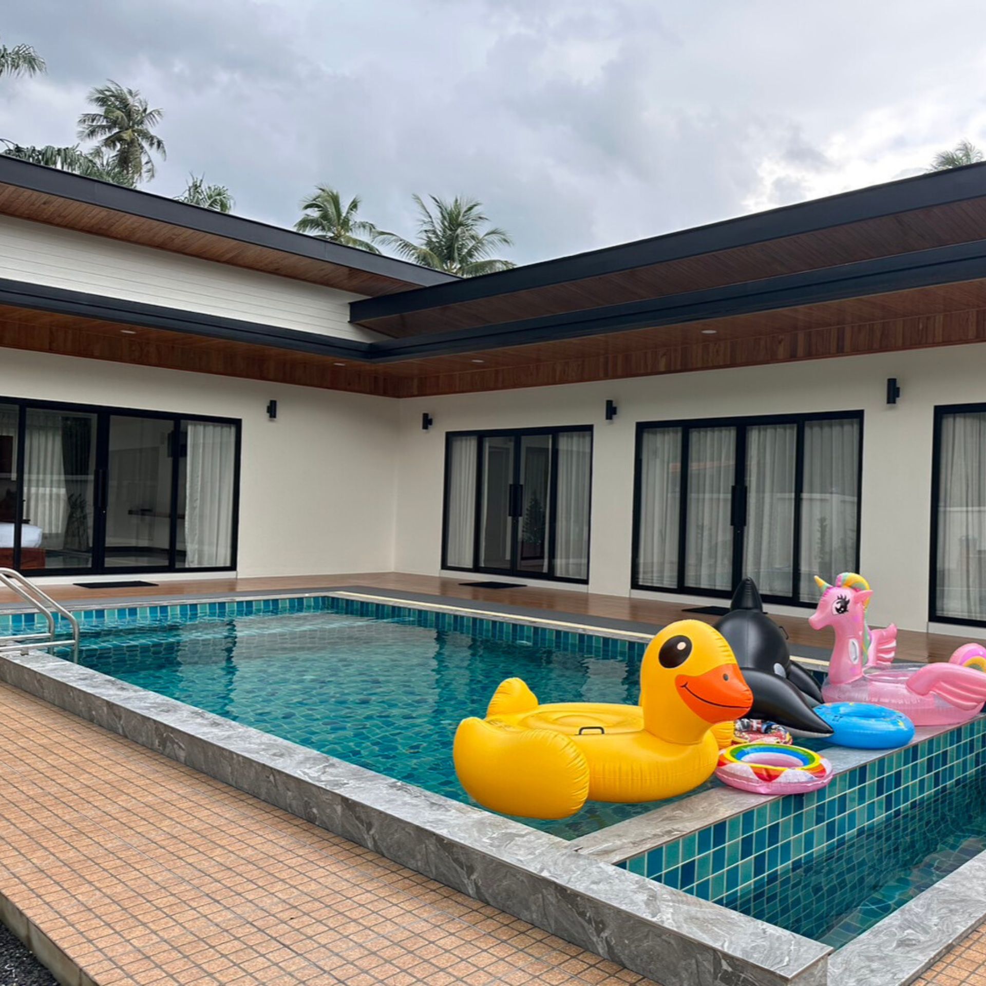 รับทำสระว่ายน้ำ ออกแบบสระว่ายน้ำ Swimming Pool