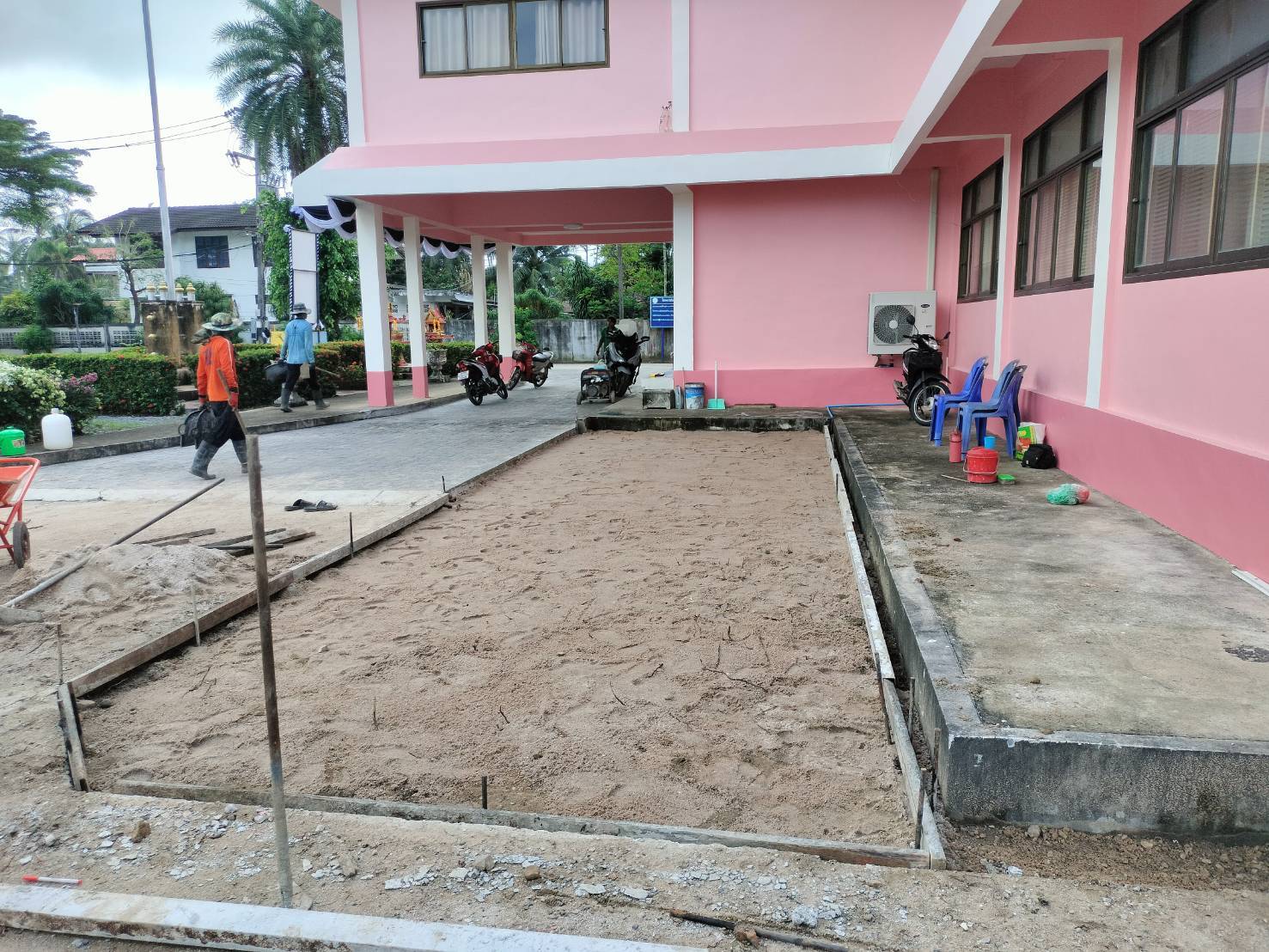 โครงการเทพื้นลานจอดรถจักรยานยนต์ เทศบาลอ่าวขนอม